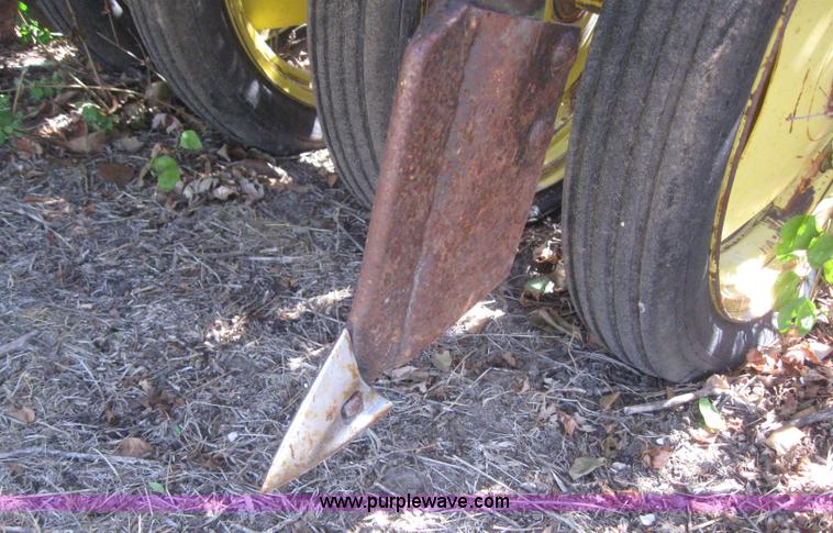 image for item 6176 John Deere LZ812 hoe drills