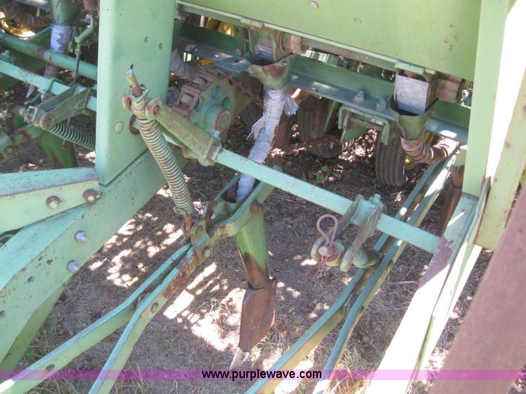 image for item 6176 John Deere LZ812 hoe drills