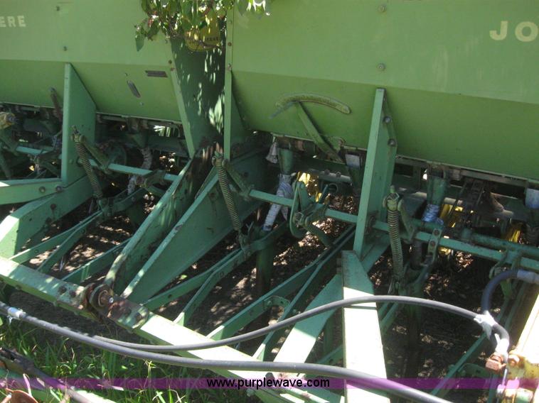 image for item 6176 John Deere LZ812 hoe drills