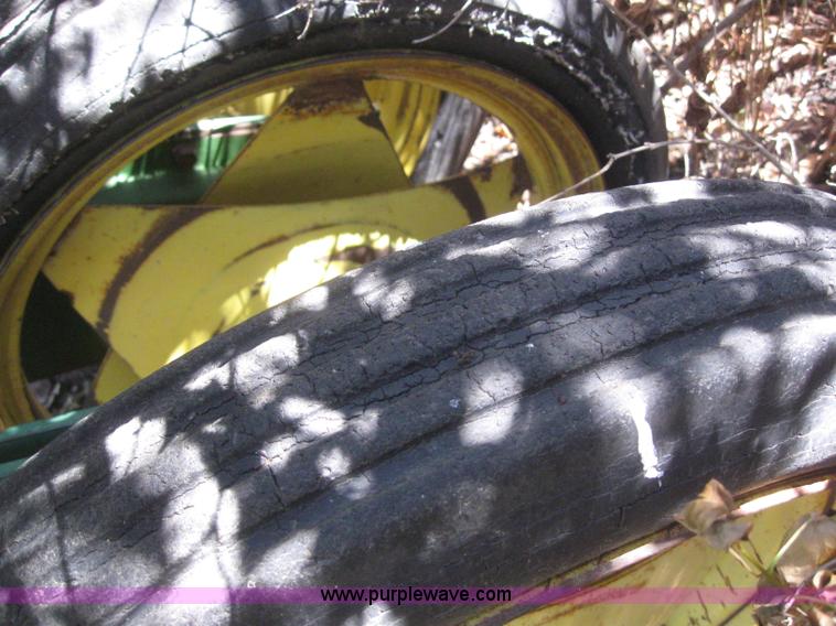 image for item 6176 John Deere LZ812 hoe drills