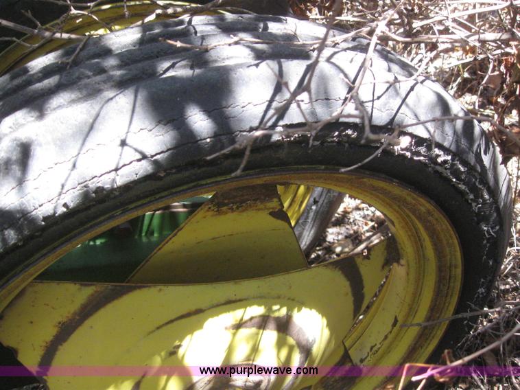 image for item 6176 John Deere LZ812 hoe drills