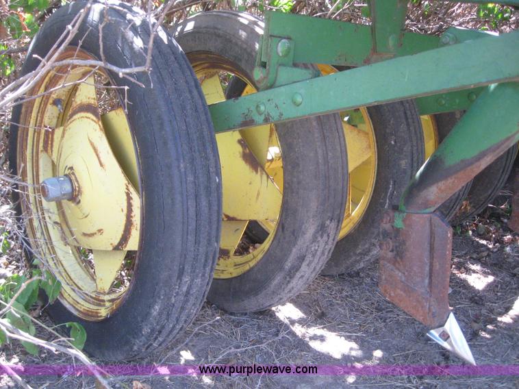 image for item 6176 John Deere LZ812 hoe drills