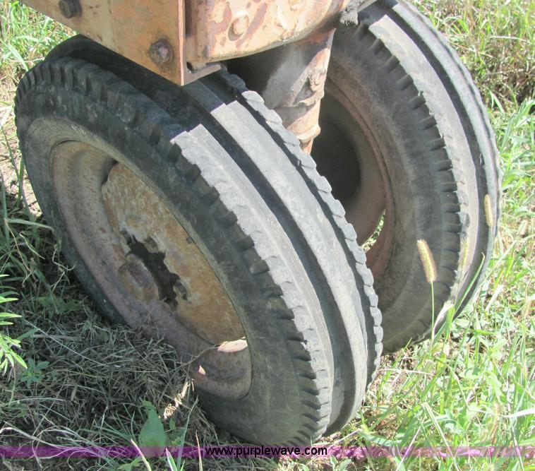image for item 6823 Allis-Chalmers tractor