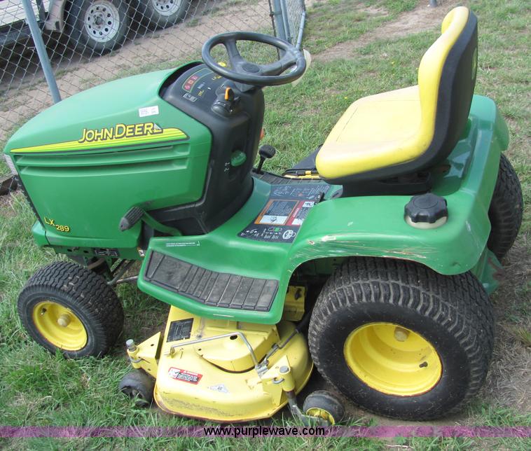 image for item 6842 2004 John Deere LX289 lawn tractor