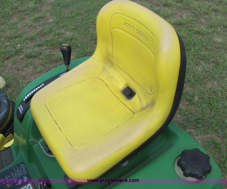 image for item 6842 2004 John Deere LX289 lawn tractor