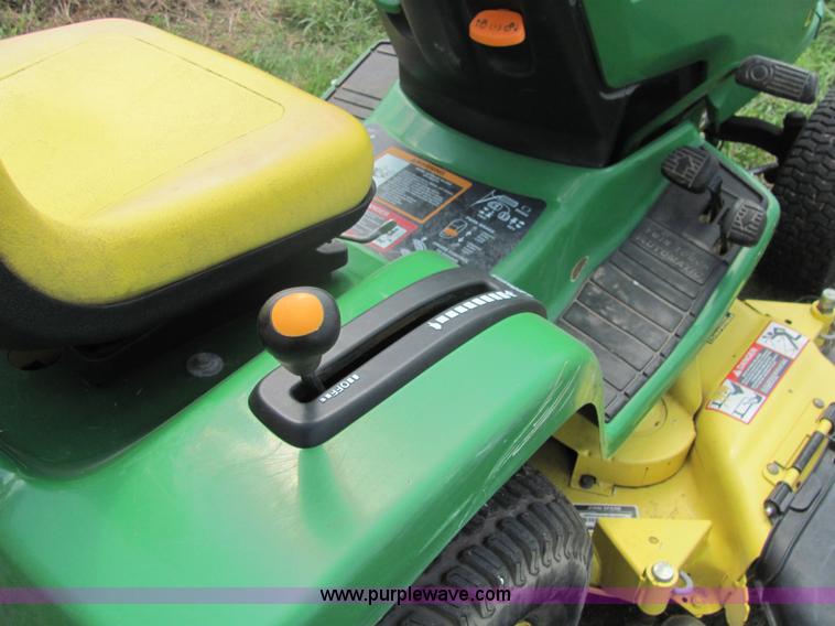 image for item 6842 2004 John Deere LX289 lawn tractor