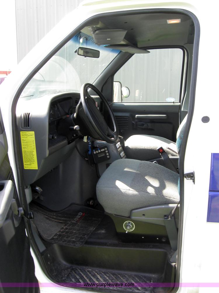 image for item 2510 1996 Ford E350 ambulance