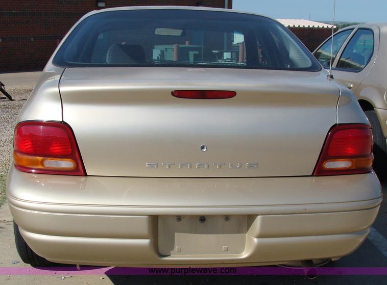 image for item 2592 2000 Dodge Stratus