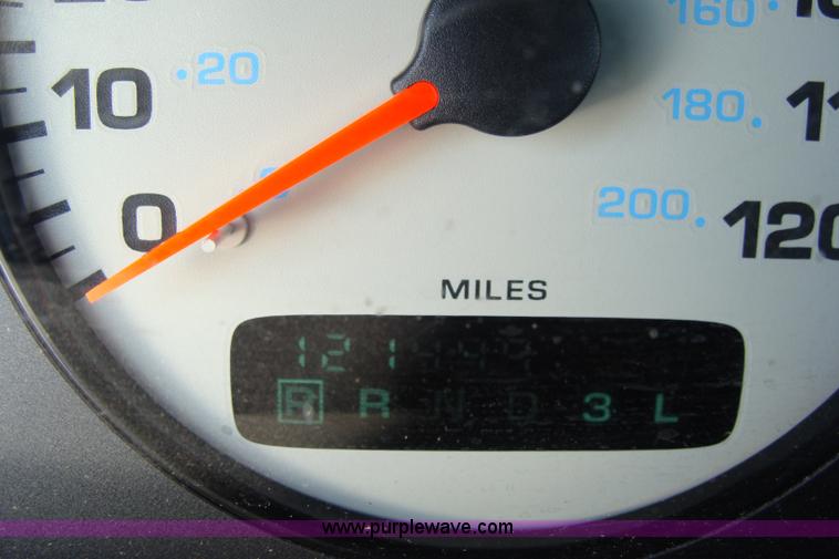 image for item 2592 2000 Dodge Stratus