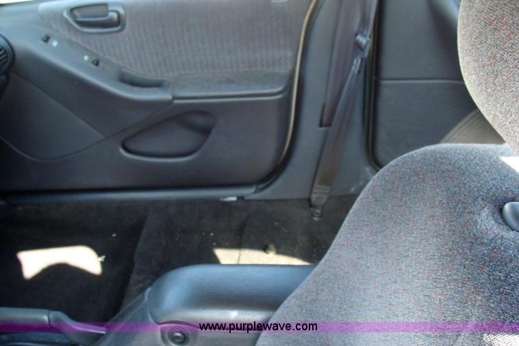 image for item 2592 2000 Dodge Stratus