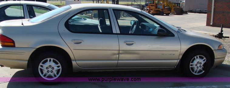 image for item 2594 2000 Dodge Stratus