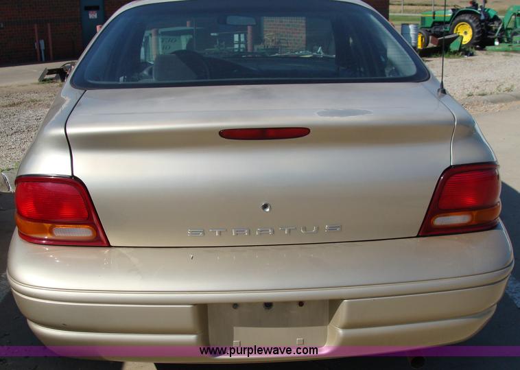 image for item 2594 2000 Dodge Stratus