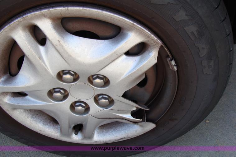 image for item 2594 2000 Dodge Stratus