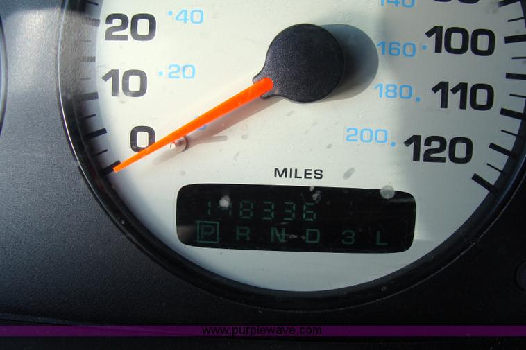 image for item 2594 2000 Dodge Stratus