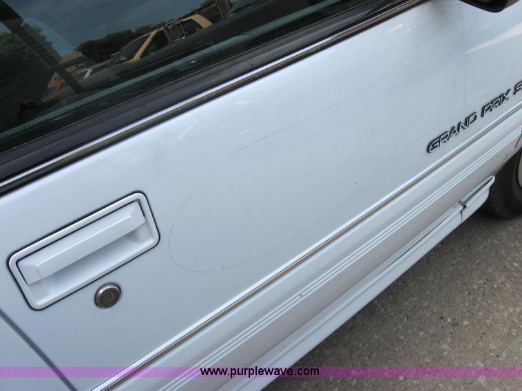 image for item 2715 1994 Pontiac Grand Prix SE