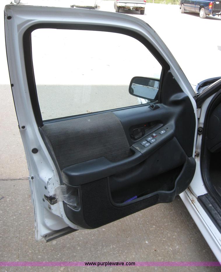 image for item 2715 1994 Pontiac Grand Prix SE