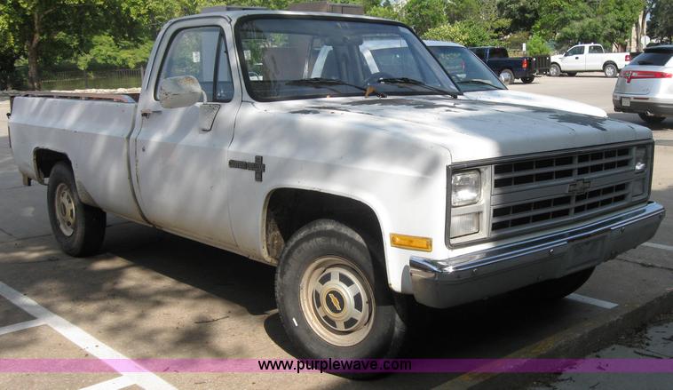 image for item 2717 1987 Chevrolet Custom Deluxe R20 pickup truck