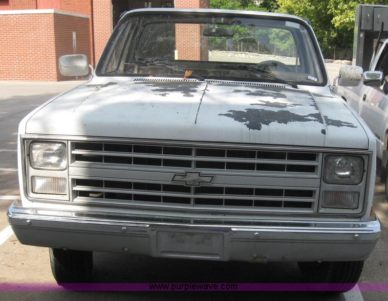 image for item 2717 1987 Chevrolet Custom Deluxe R20 pickup truck