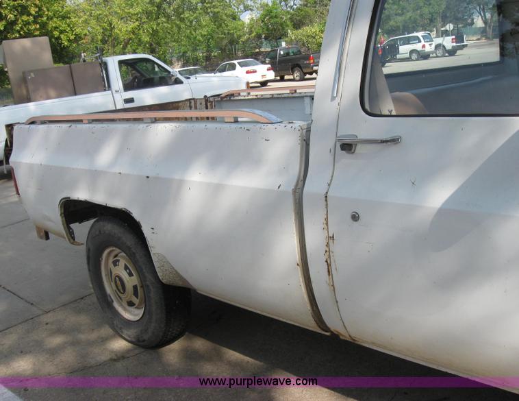 image for item 2717 1987 Chevrolet Custom Deluxe R20 pickup truck