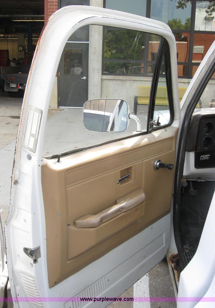 image for item 2717 1987 Chevrolet Custom Deluxe R20 pickup truck