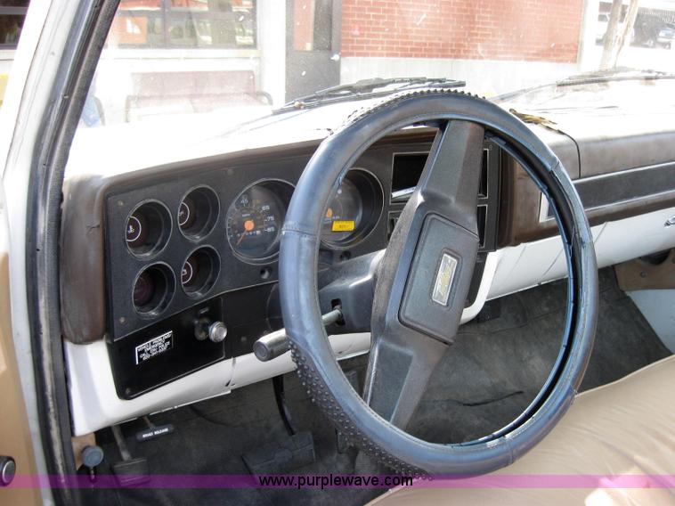 image for item 2717 1987 Chevrolet Custom Deluxe R20 pickup truck