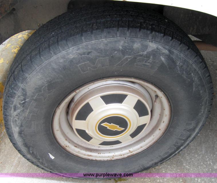 image for item 2717 1987 Chevrolet Custom Deluxe R20 pickup truck