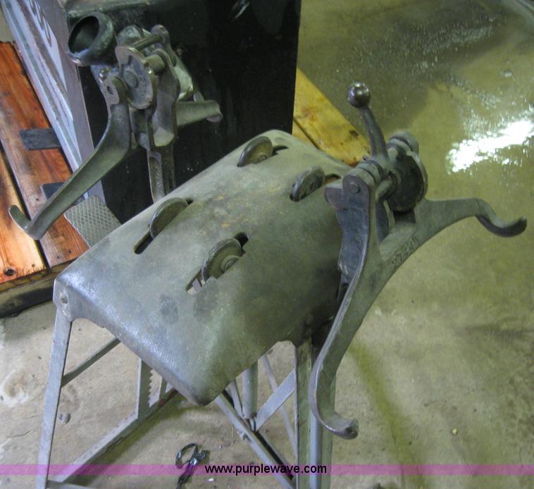 image for item 2718 FMC 7600 dual power/mag tire changer