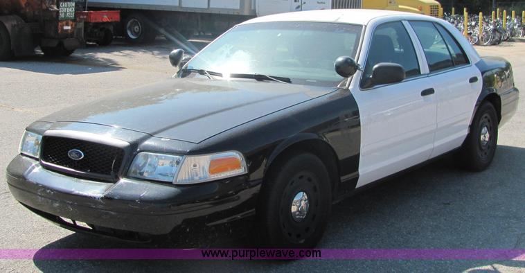 image for item 3217 2005 Ford Crown Victoria Police Interceptor