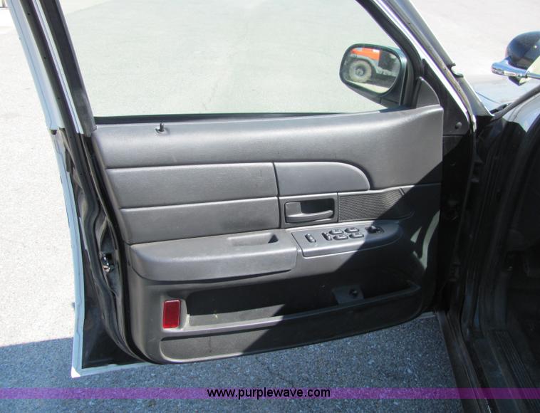 image for item 3218 2005 Ford Crown Victoria Police Interceptor
