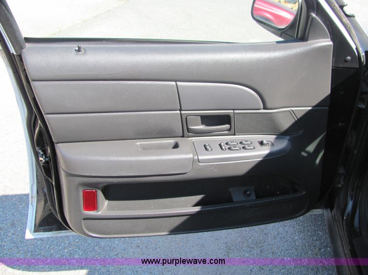 image for item 3219 2005 Ford Crown Victoria Police Interceptor