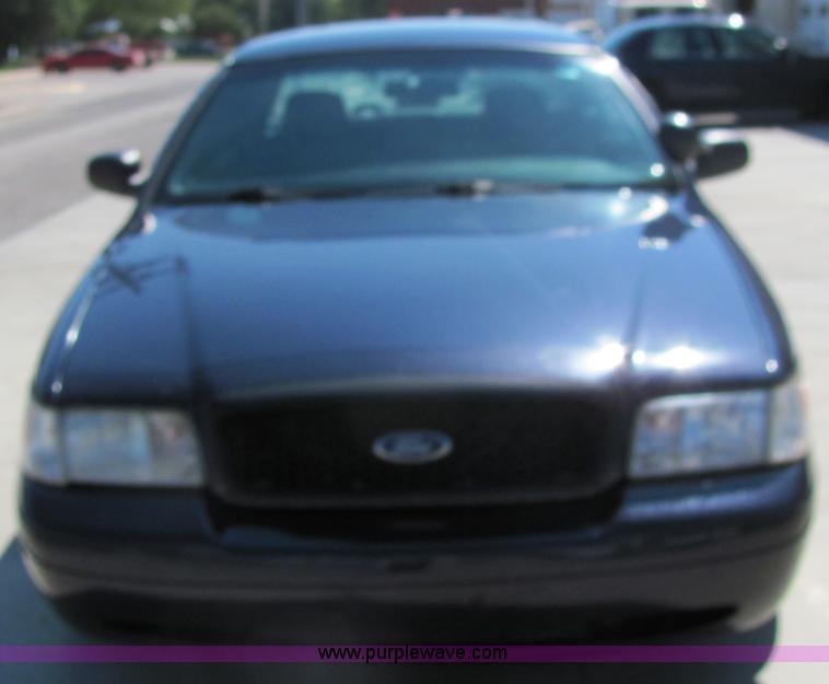 image for item 6781 2002 Ford Crown Victoria police sedan