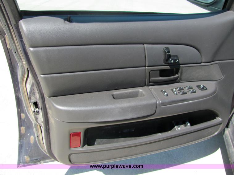 image for item 6781 2002 Ford Crown Victoria police sedan