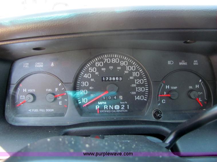 image for item 6781 2002 Ford Crown Victoria police sedan