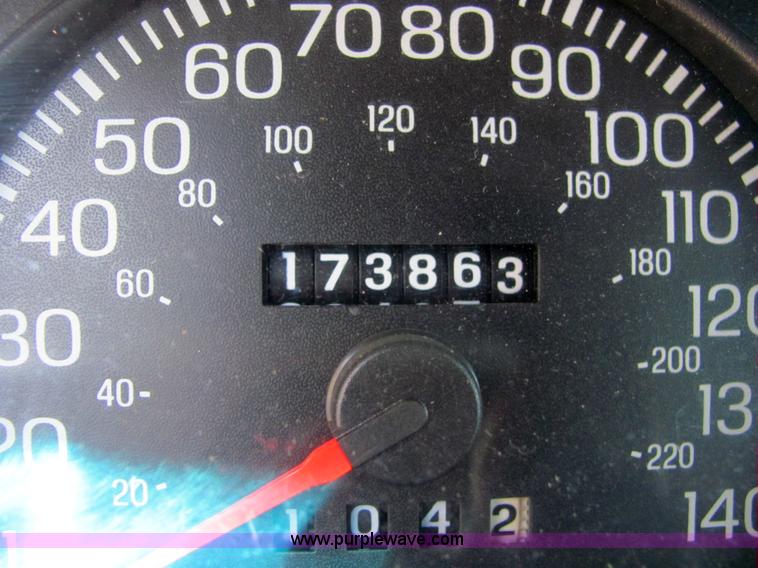 image for item 6781 2002 Ford Crown Victoria police sedan