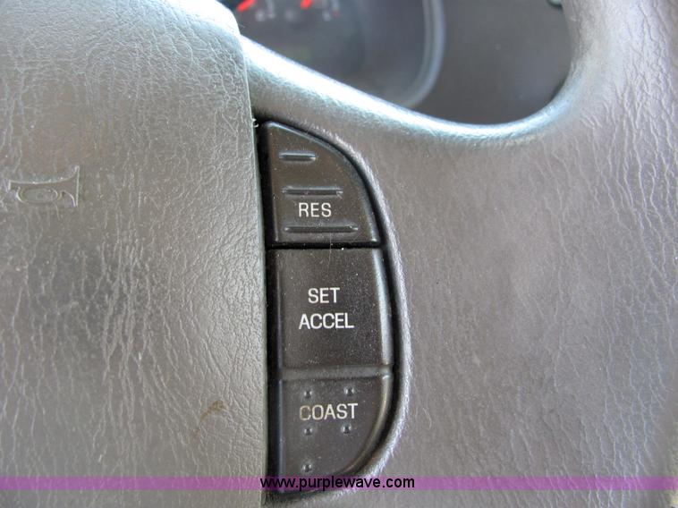 image for item 6783 2006 Ford E-450 12-passenger transit bus