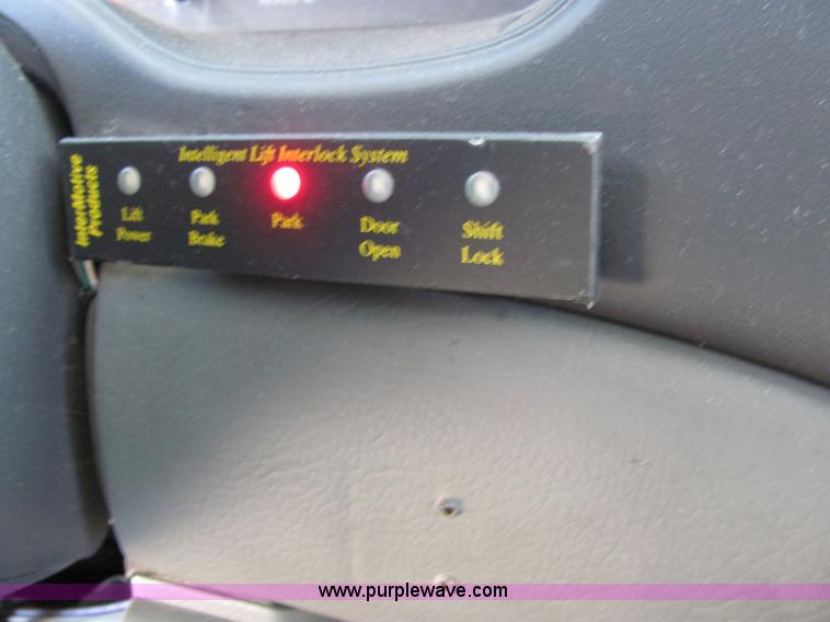 image for item 6783 2006 Ford E-450 12-passenger transit bus