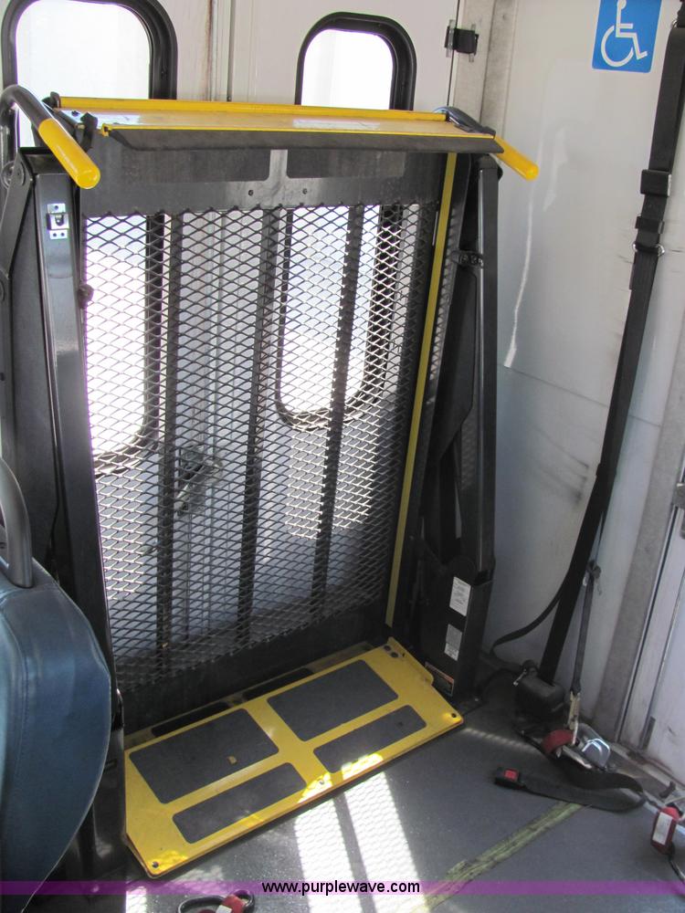 image for item 6783 2006 Ford E-450 12-passenger transit bus