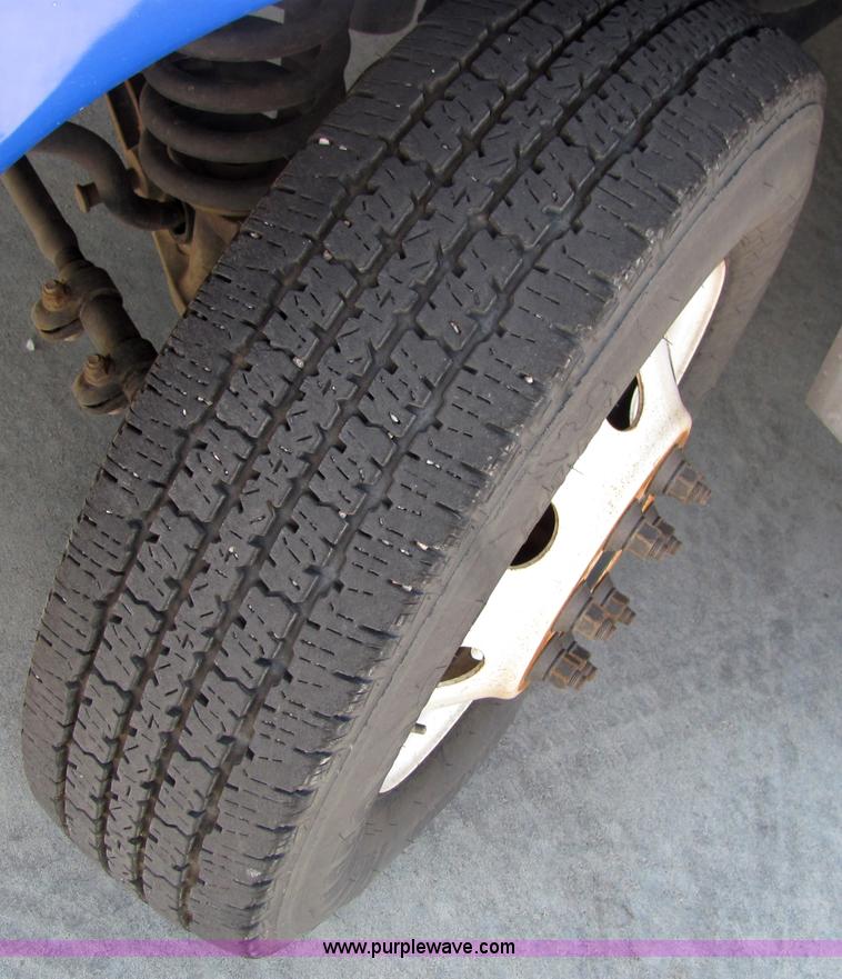 image for item 6783 2006 Ford E-450 12-passenger transit bus