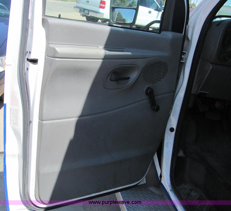 image for item 6785 2006 Ford E-450 12-passenger transit bus