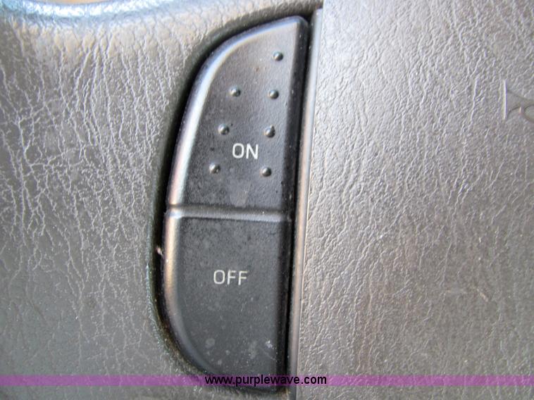 image for item 6785 2006 Ford E-450 12-passenger transit bus