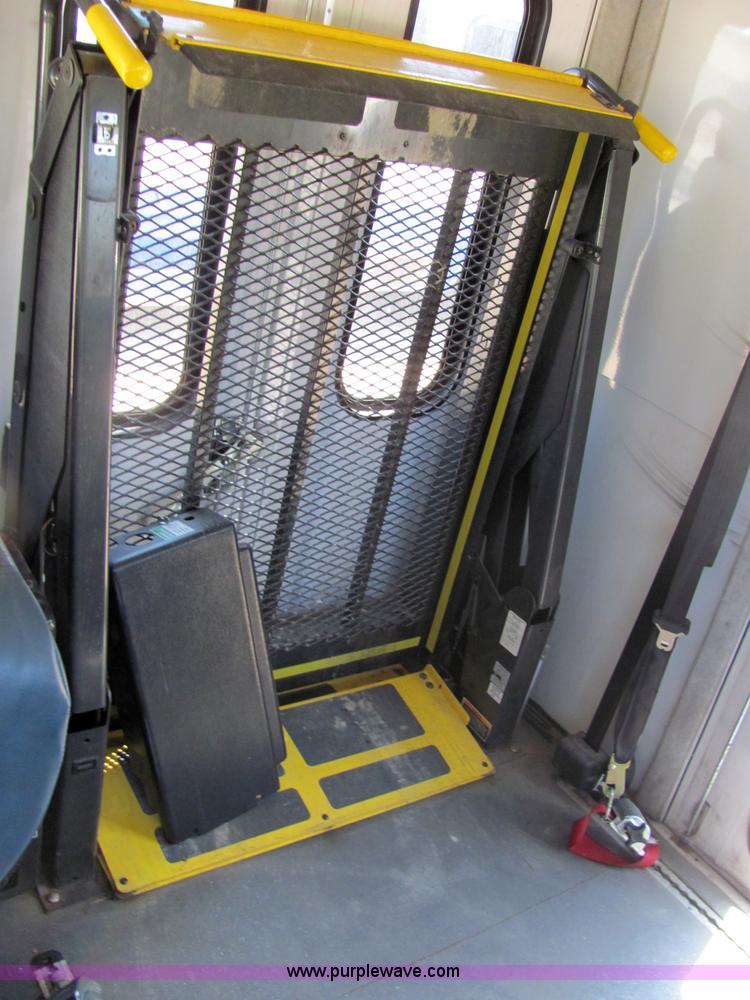 image for item 6785 2006 Ford E-450 12-passenger transit bus