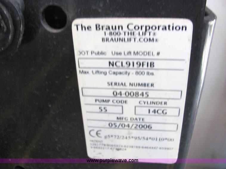 image for item 6785 2006 Ford E-450 12-passenger transit bus