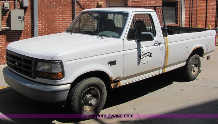image for item 6786 1995 Ford F150 XL pickup