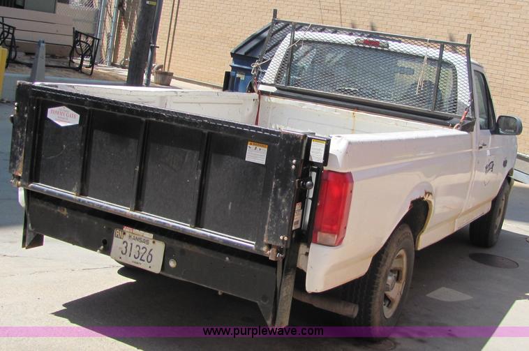 image for item 6786 1995 Ford F150 XL pickup