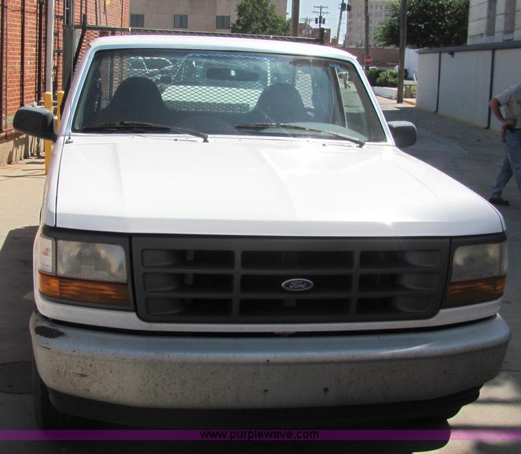 image for item 6786 1995 Ford F150 XL pickup