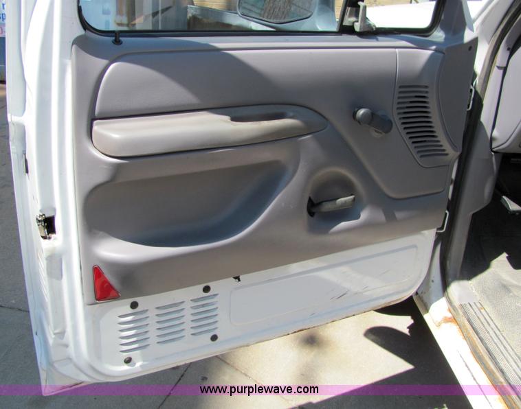 image for item 6786 1995 Ford F150 XL pickup