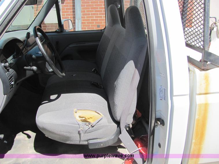 image for item 6786 1995 Ford F150 XL pickup