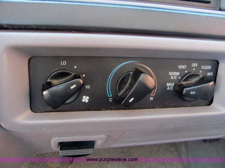 image for item 6786 1995 Ford F150 XL pickup