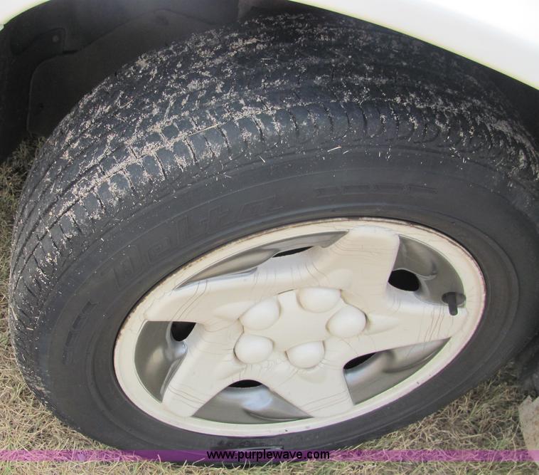 image for item 6813 1996 Dodge Intrepid