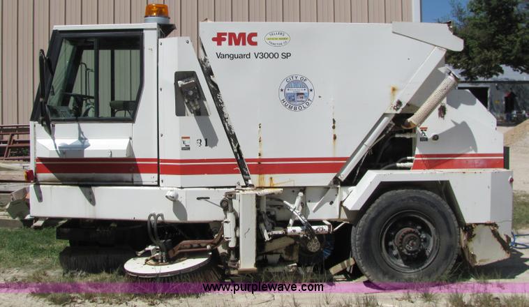 image for item 6832 1988 FMC Vanguard V3000 street sweeper